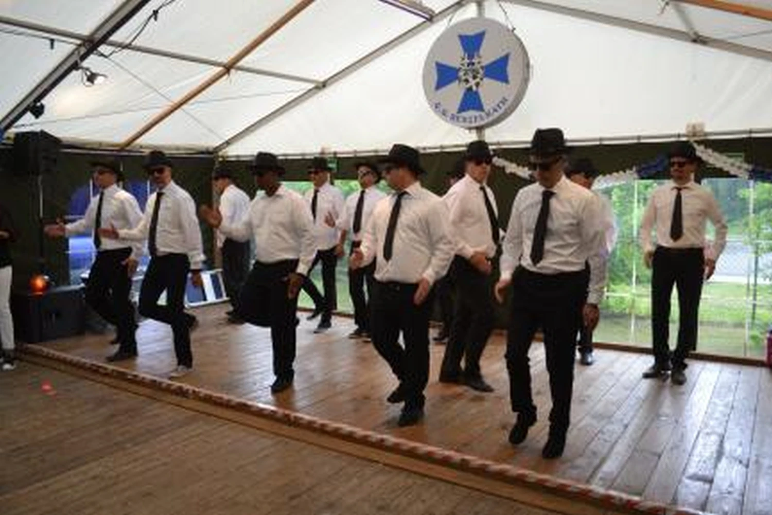 Benefiz-sommerfest 2018 Jungs tanzen