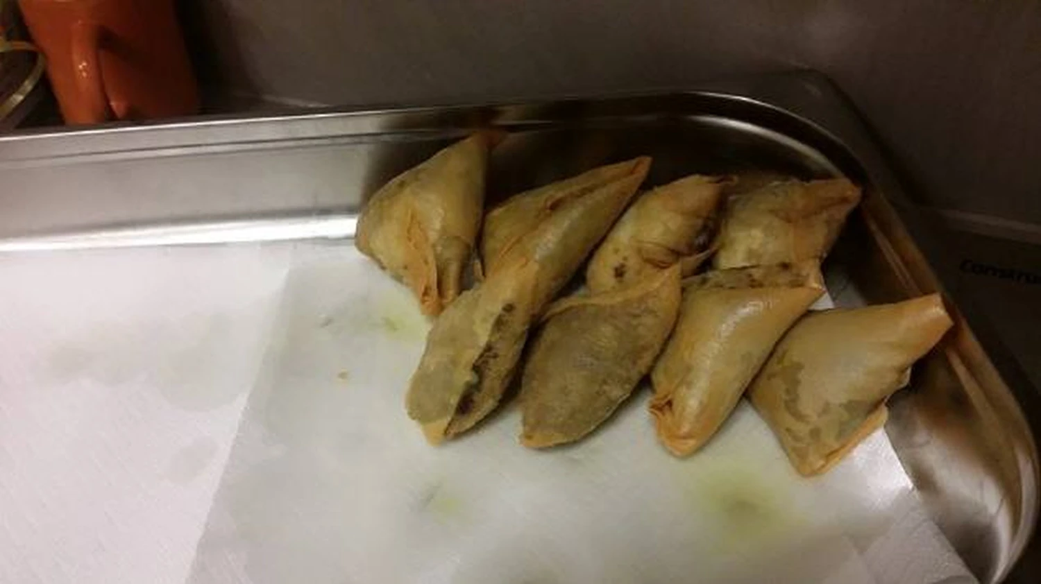 Samosakurs-Frauen machen Samosa